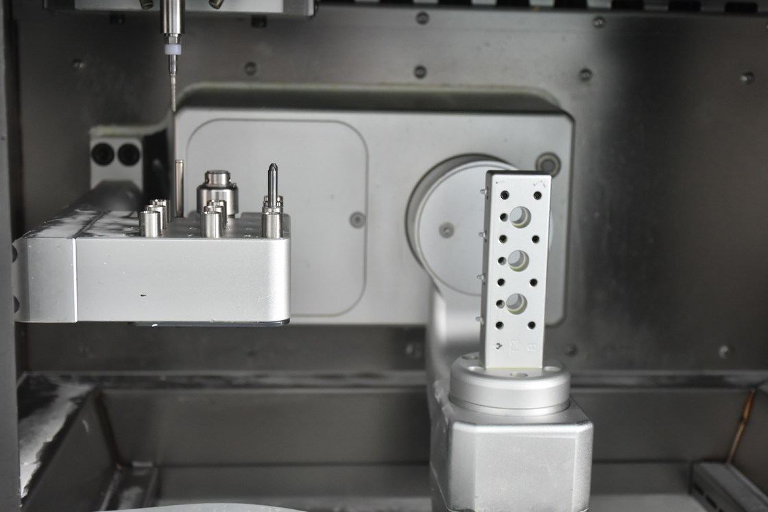 Yucera YRC-6X 5axis Wet Dental Lab Milling Machine Dental CAD Cam for Implant Titanium Column