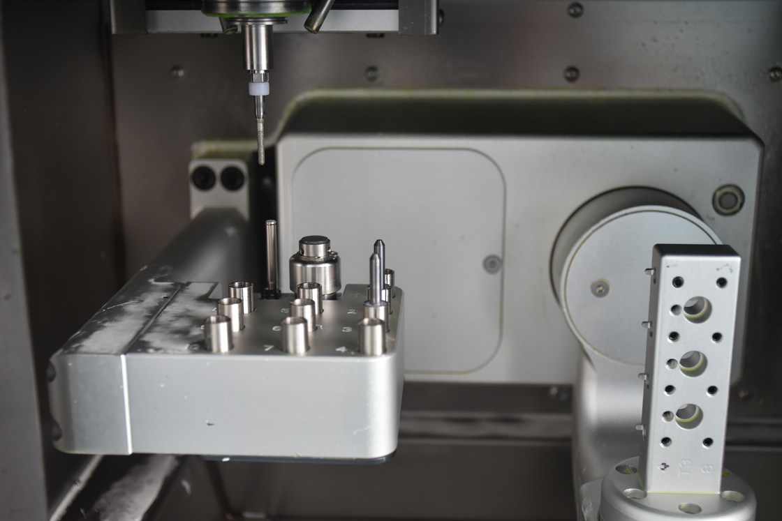 Yucera YRC-6X Wet Milling Machine with 5axis Chairside Dental  Glass Ceramic  for Cad Cam System