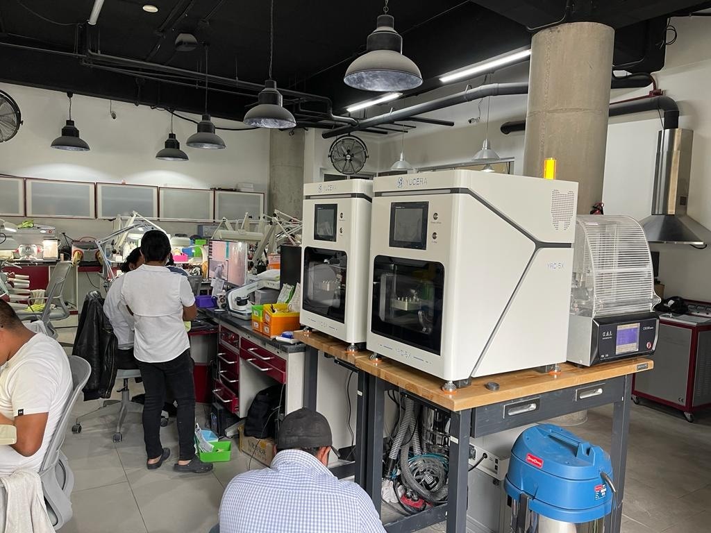 Yucera Dental Burr, Dental Burs Lithium Disilicate Titanium  CAD/CAM  Wet Milling Machine with Dental Spindle