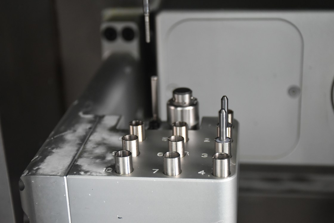 New Product  Yucera YRC-6X 5-Axis Wet Dental Cadcam Dental Milling Machine for Dental Lab